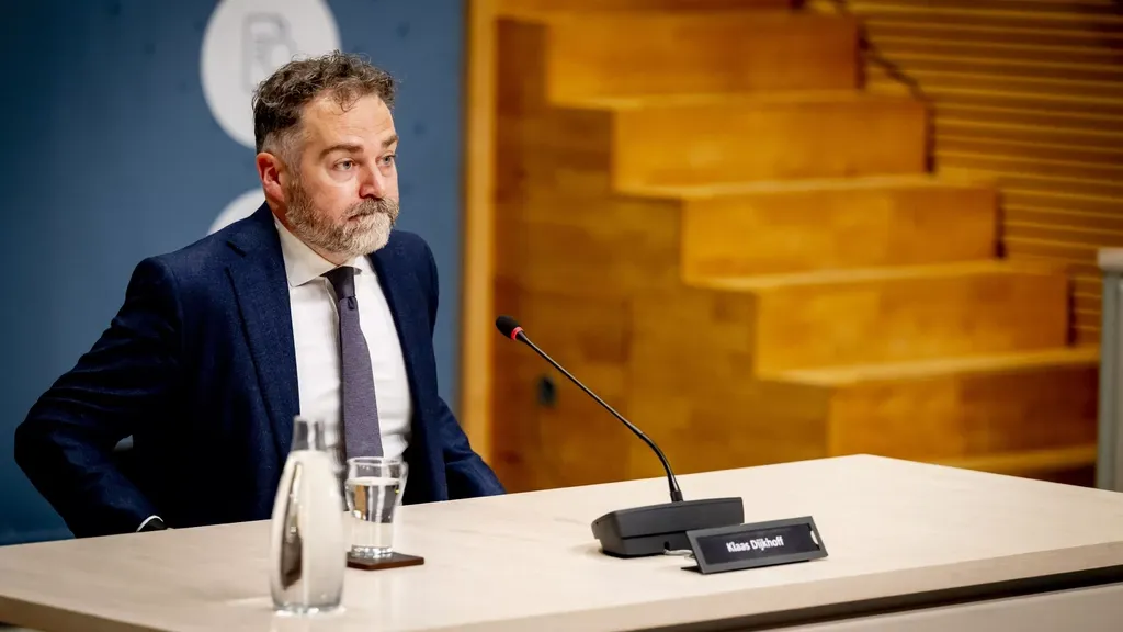 Dijkhoff voor coronacommissie: 'Kamer moest mee in de snelheid'