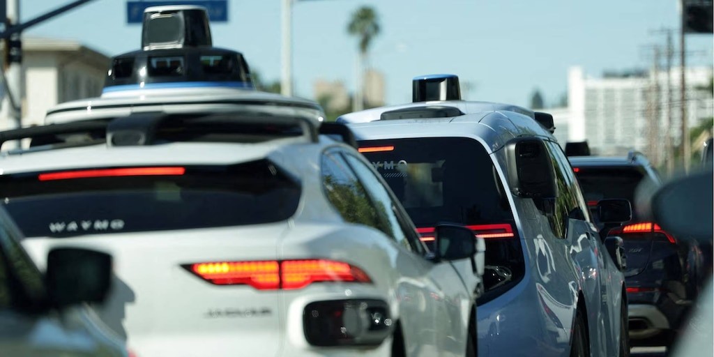 Waymo reduce un 82% los accidentes con lesionados frente a conductores humanos, según informe de la empresa