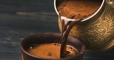 لماذا يمنحك فنجان القهوة نشاطًا ويجعل غيرك يشعر بالنعاس؟