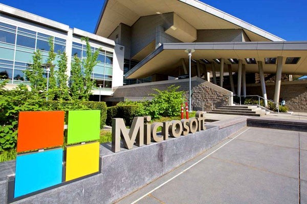 Microsoft pone límites al gasto en IA tras un empleado que gastó 28.000 dólares en 28 días