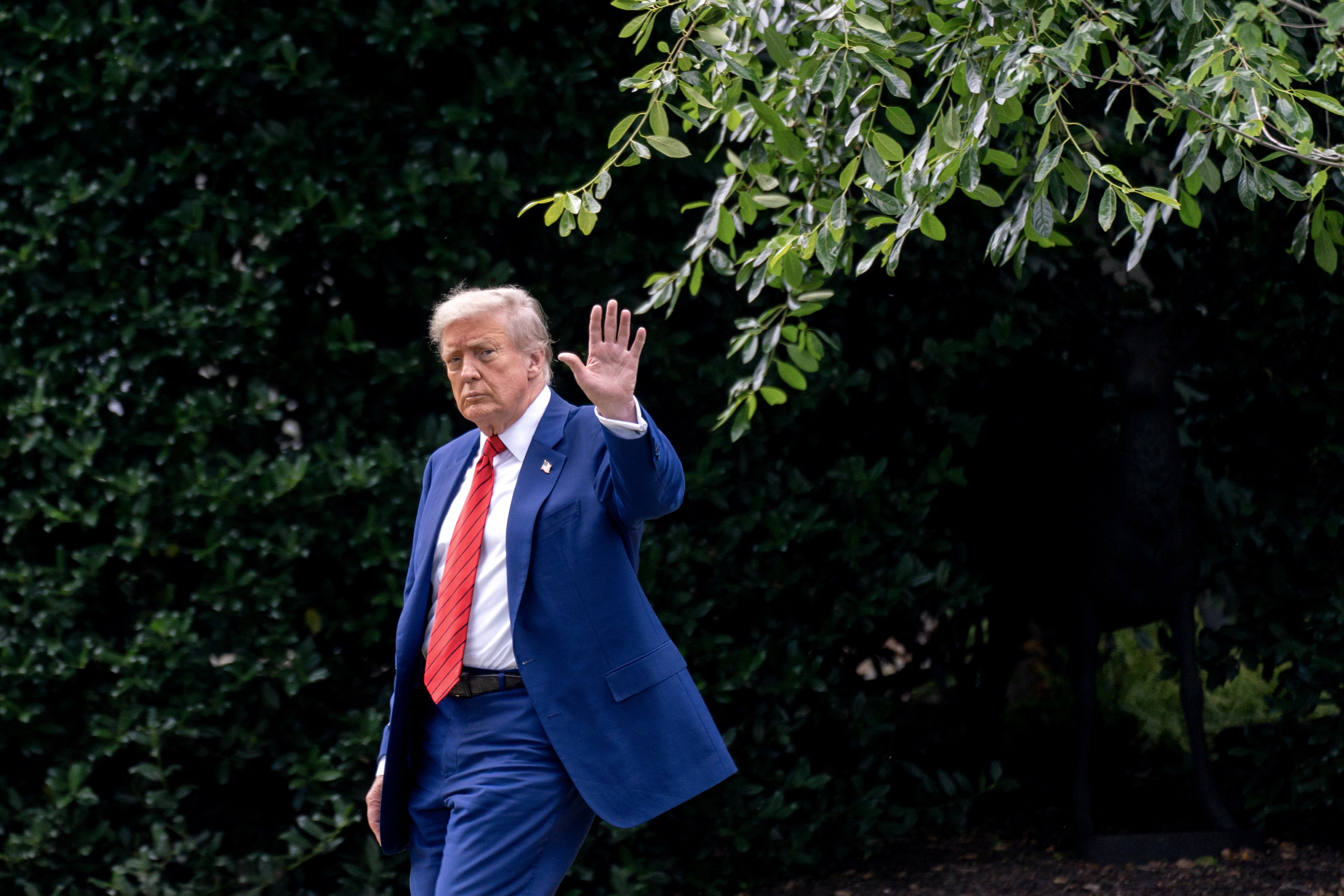 Trump inicia oitava guerra enquanto promete paz mundial