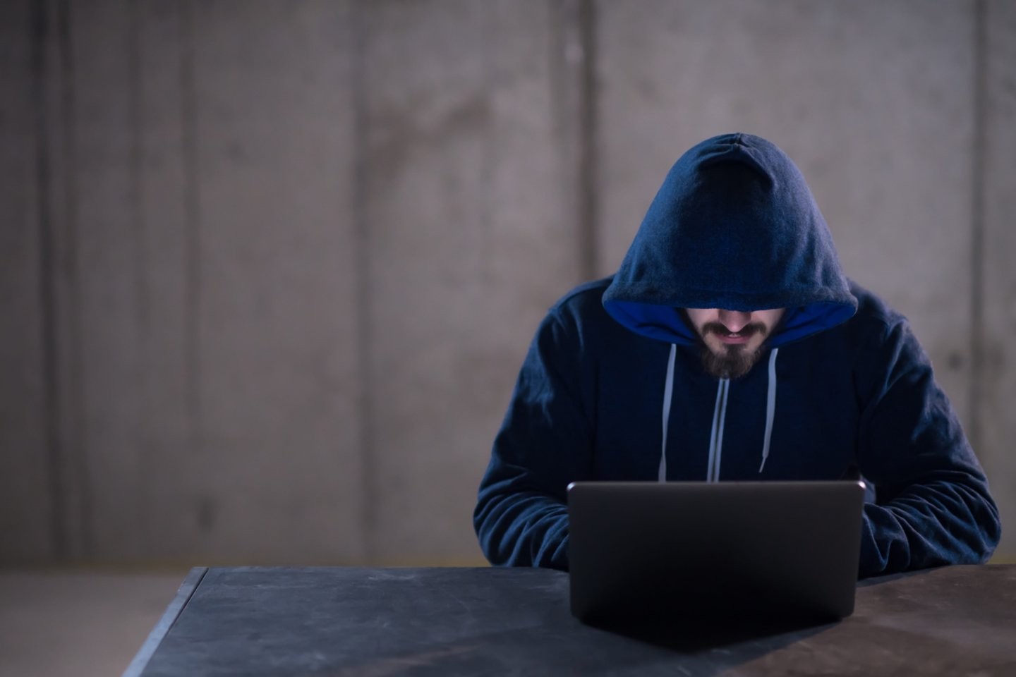 Kai pirmas Google rezultatas veda tiesiai pas sukčius: kaip atpažinti netikrą banko svetainę