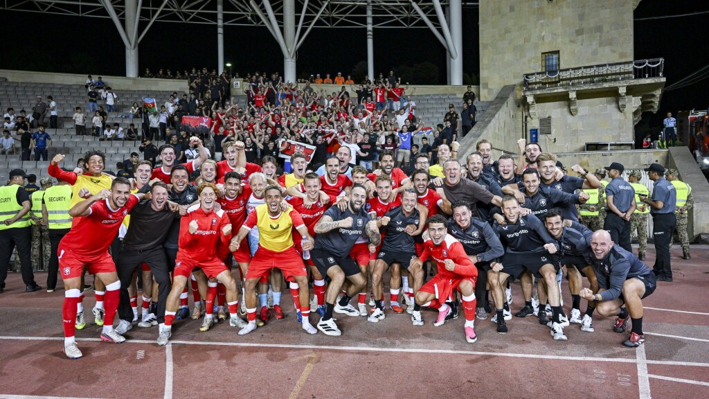 FC Twente ontsnapt op wonderlijke wijze in Bakoe en plaatst zich voor Conference League