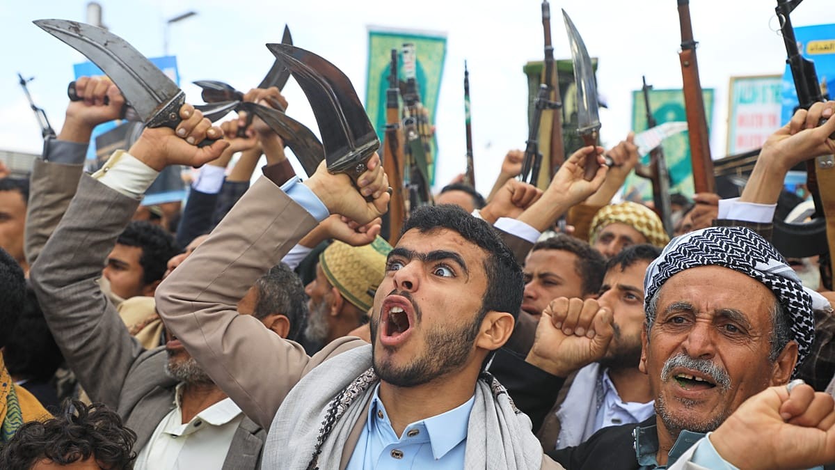 اليمن يطلب دعماً أمريكياً لمواجهة الحوثيين وتأمين باب المندب