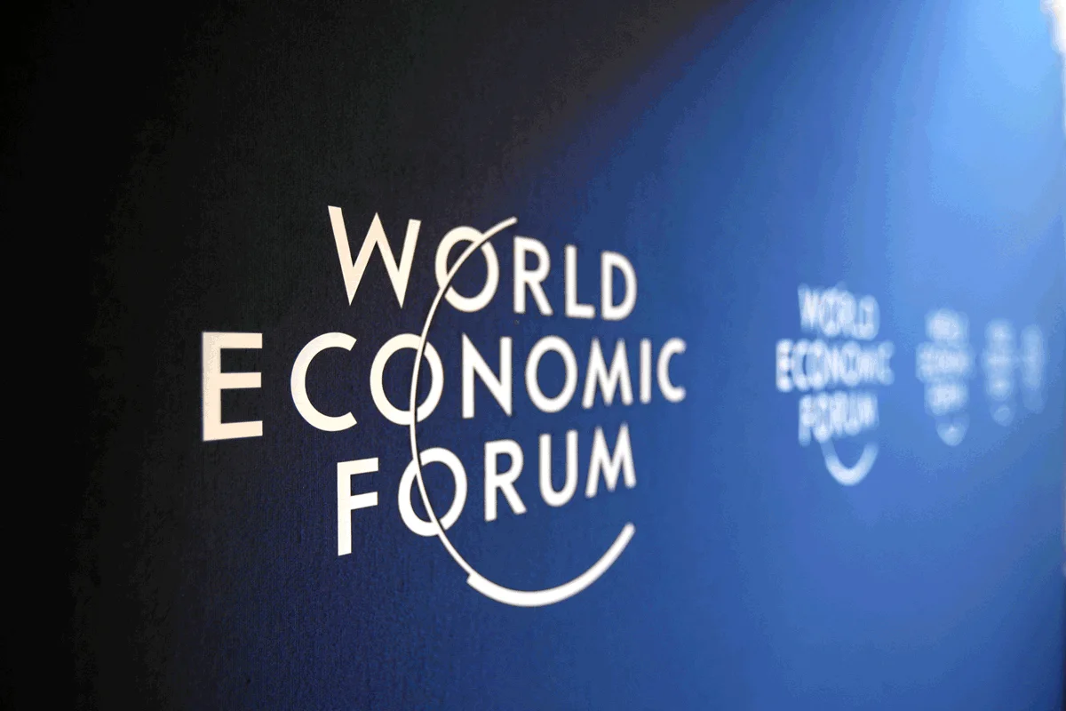 Affiche du World Economic Forum 2026 à Davos en Suisse, mettant en avant les thématiques économiques mondiales et l’intelligence artificielle.