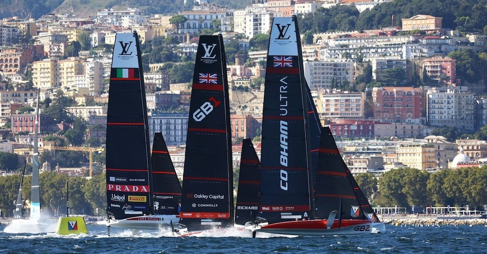 Napoli e l'America's Cup: il mare torna al popolo, ma i padroni restano a terra?