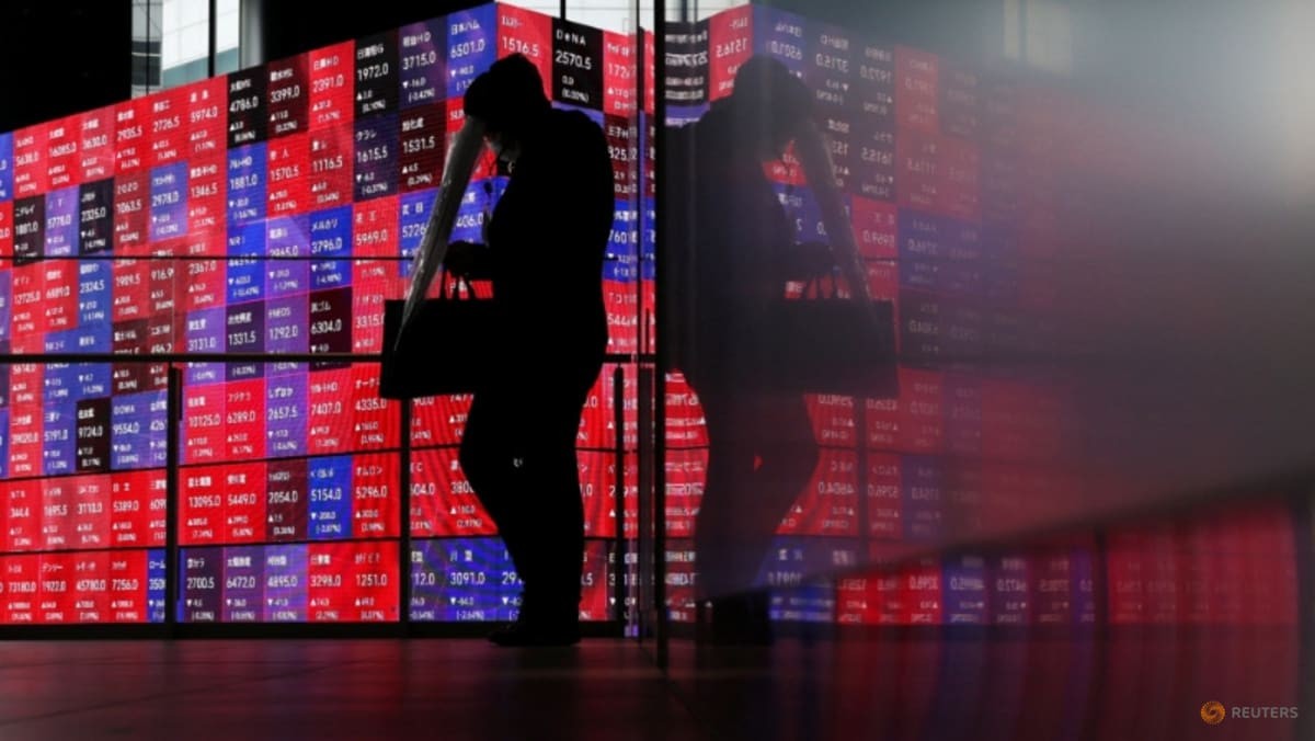 Asia Markets Slide as Oil Spikes and Rate Hikes Loom