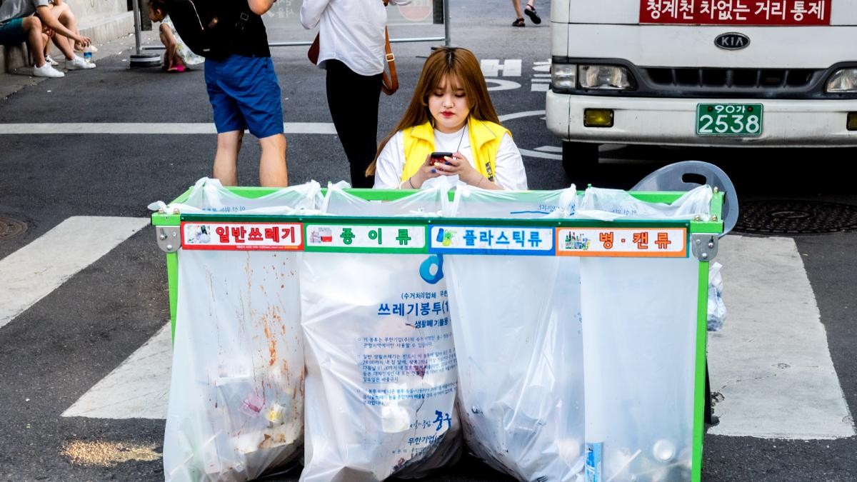 Corea del Sur cobra por la basura que tiras y recicla el 97%: el contenedor marrón español sigue en pañales