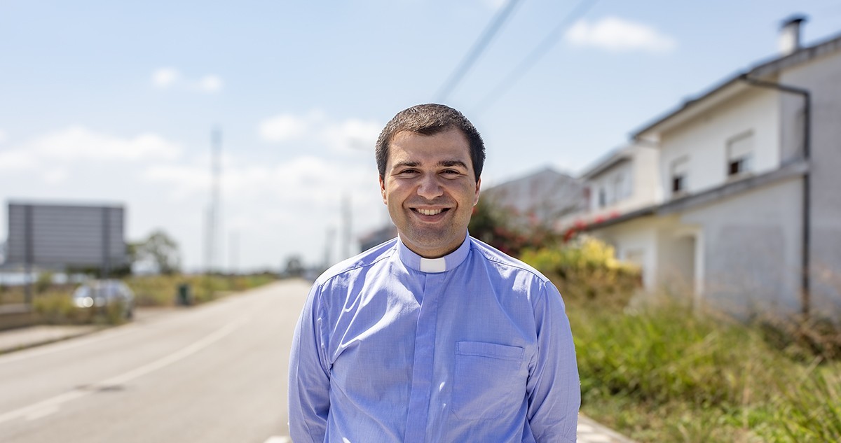 Padre de 27 anos assume quatro paróquias e defende uma Igreja mais próxima do povo