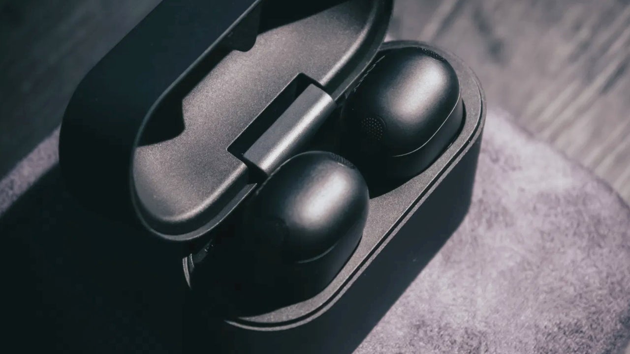 Sony lanza auriculares de lujo mientras comunidades carecen de servicios básicos
