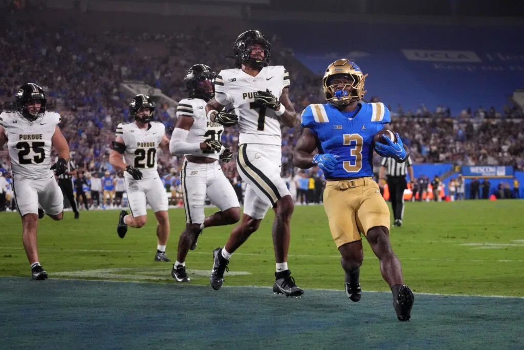 Iowa's Kamari Moulton Holds Top 10 Spot in Big Ten Rushing Race