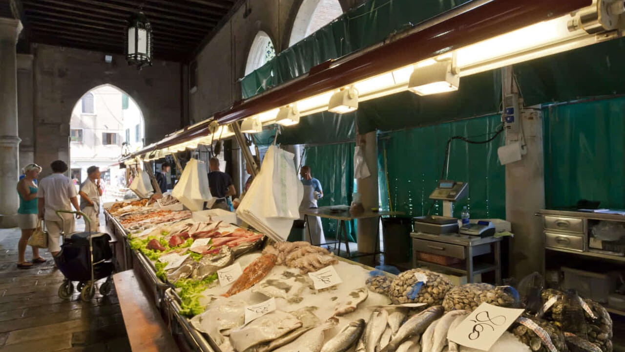 Pesce fresco: il lunedì è il giorno da evitare. Ecco come risparmiare senza farsi fregare