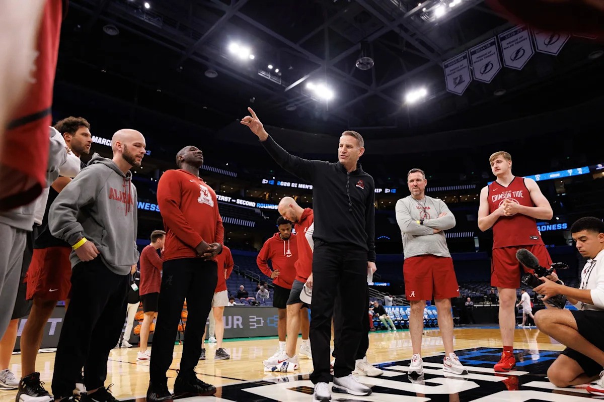 Iowa Basketball Faces Alabama in Des Moines Showdown