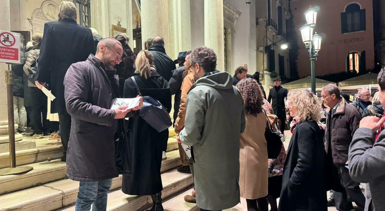 Fenice: i lavoratori in lotta, anche il maestro indossa la spilla