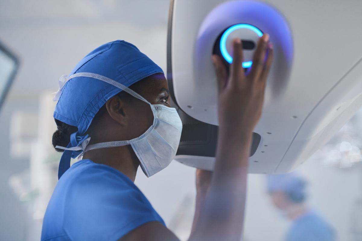 El robot da Vinci 5 ya puede operar el corazón en España: la sanidad pública y privada se prepara para el salto