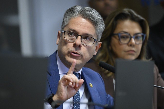 Senador brasileiro desafia poder judicial em defesa da verdade