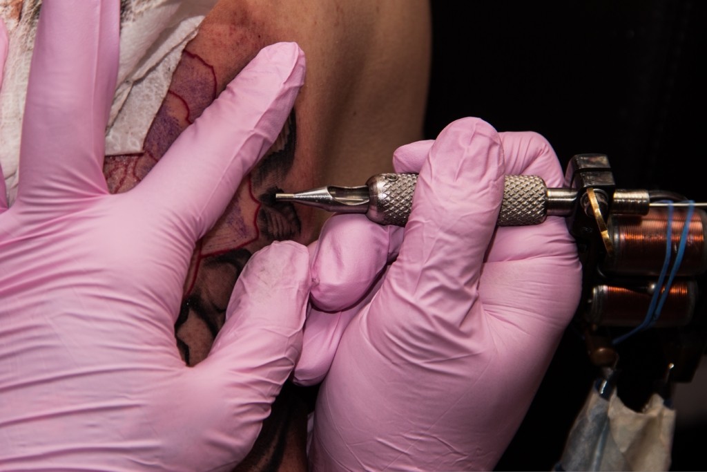 Tatuajele temporare care îți pot monitoriza inima și creierul. O revoluție medicală semnată de cercetătorii americani