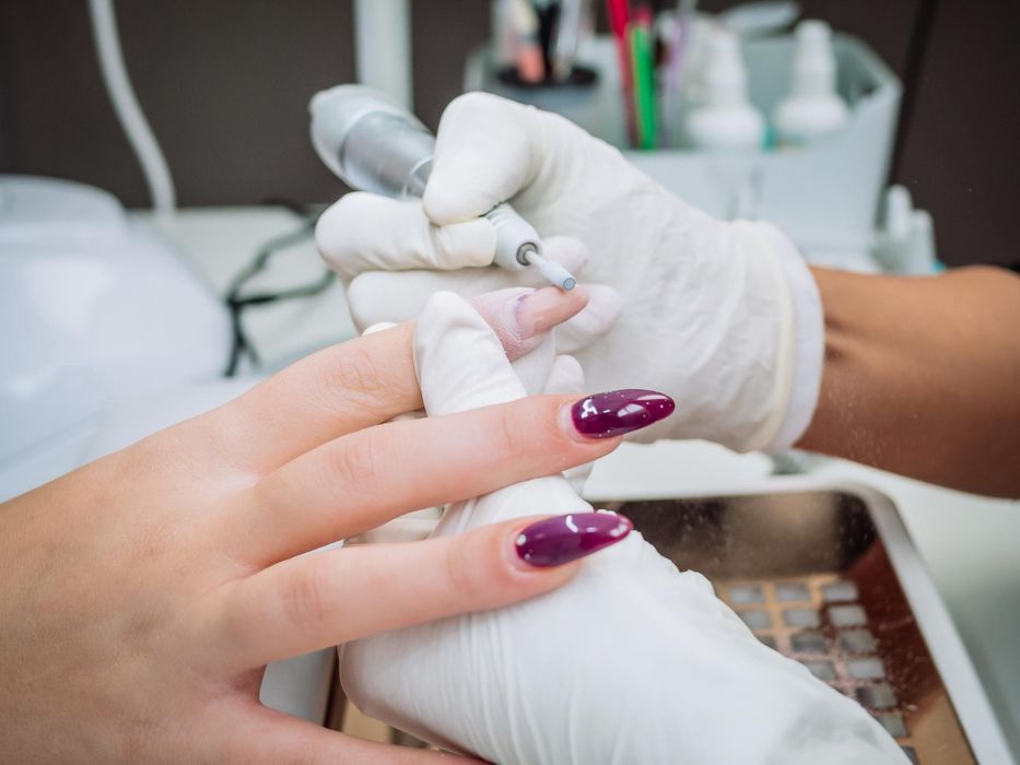 El lado oscuro del esmaltado semipermanente: riesgos reales