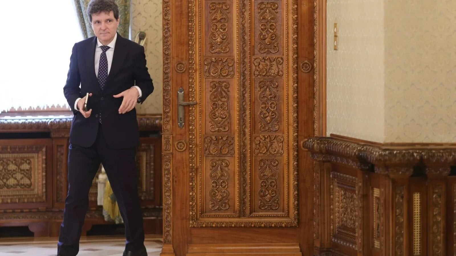 Nicușor Dan forțează numirea premierului și amenință partidele cu anticipatele