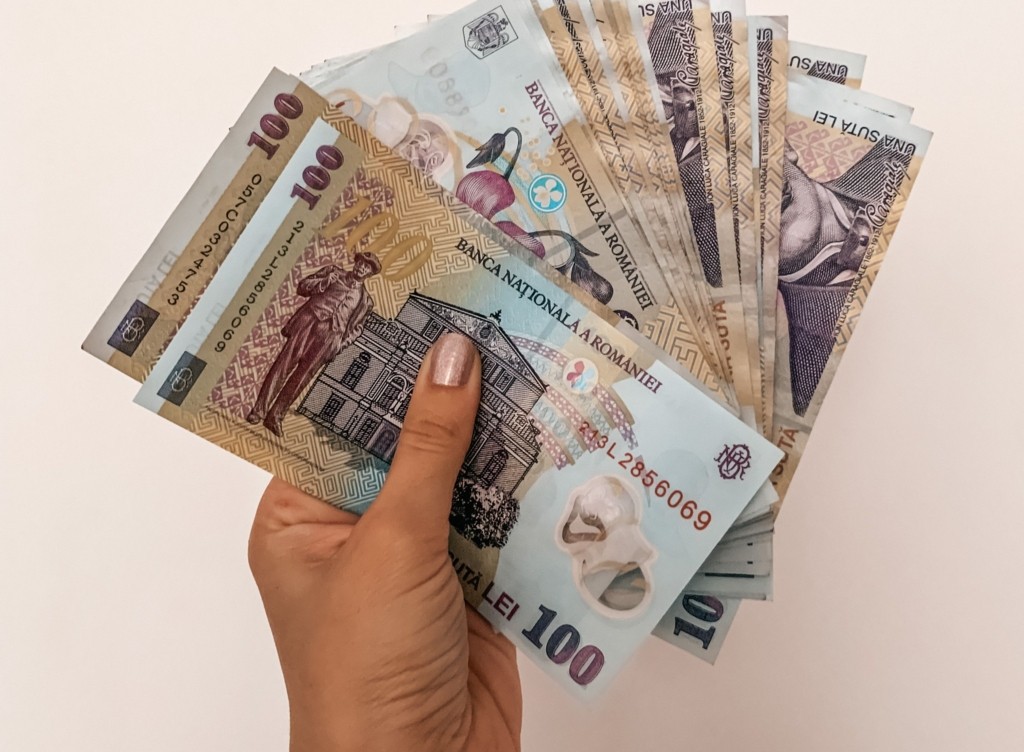 Salariul mediu crește, dar puterea de cumpărare a moldovenilor scade: ce spun datele reale