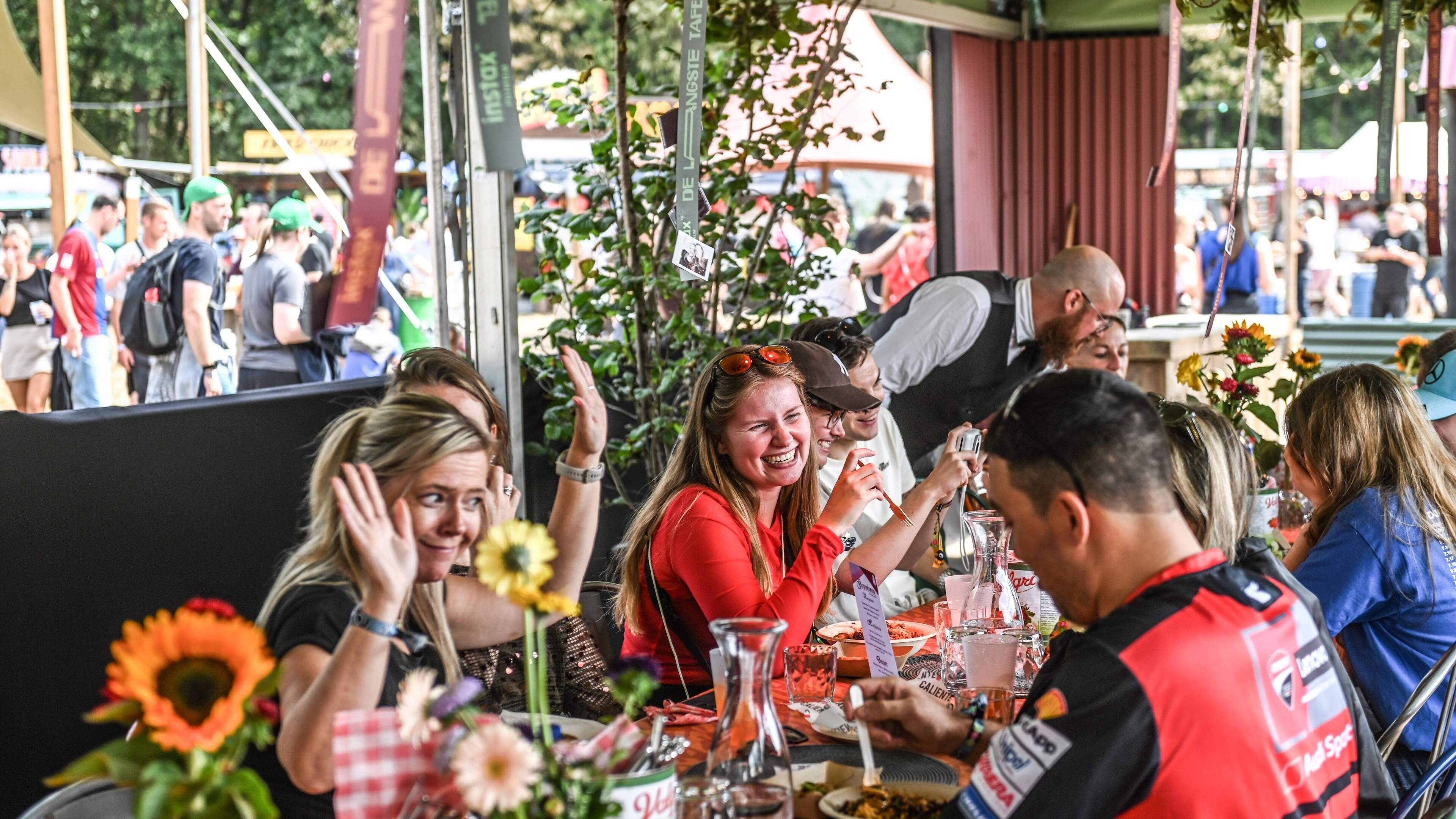 De Langste Tafel op Pukkelpop: wildvreemden verbinden aan één lange eettafel
