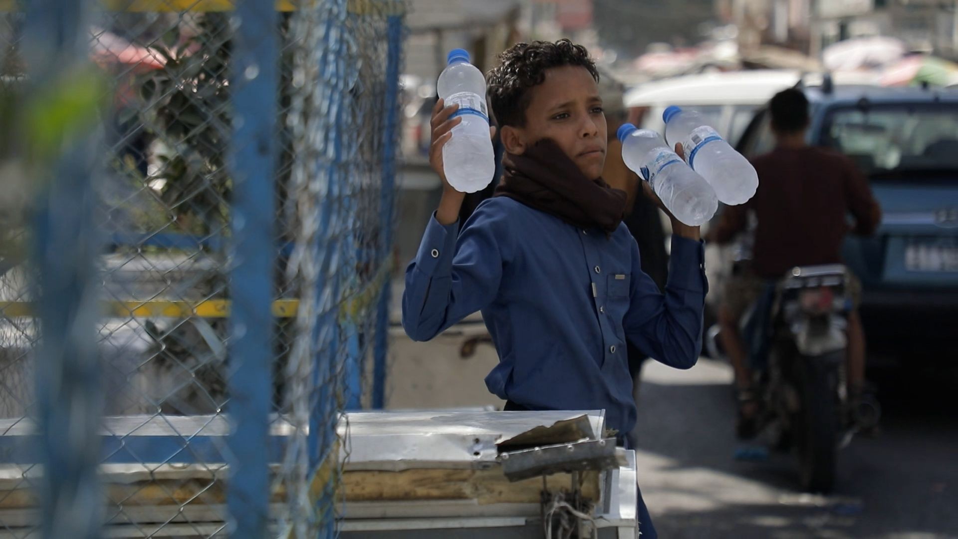 أطفال اليمن وعذاب المطبات: ضحايا العدوان يبتكرون للبقاء