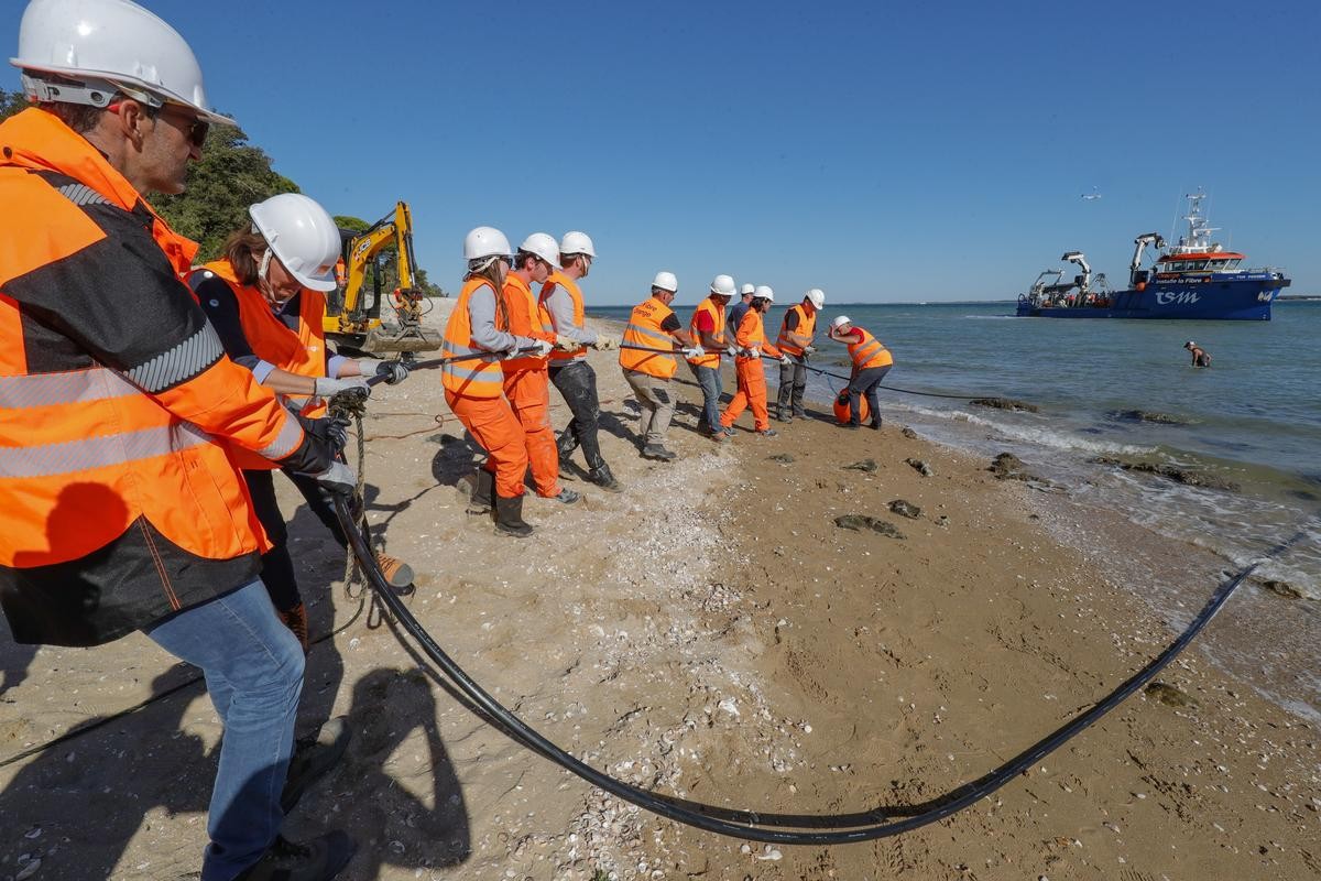 Souveraineté numérique : quand la fibre optique relie une île française au continent, une leçon pour le Gabon