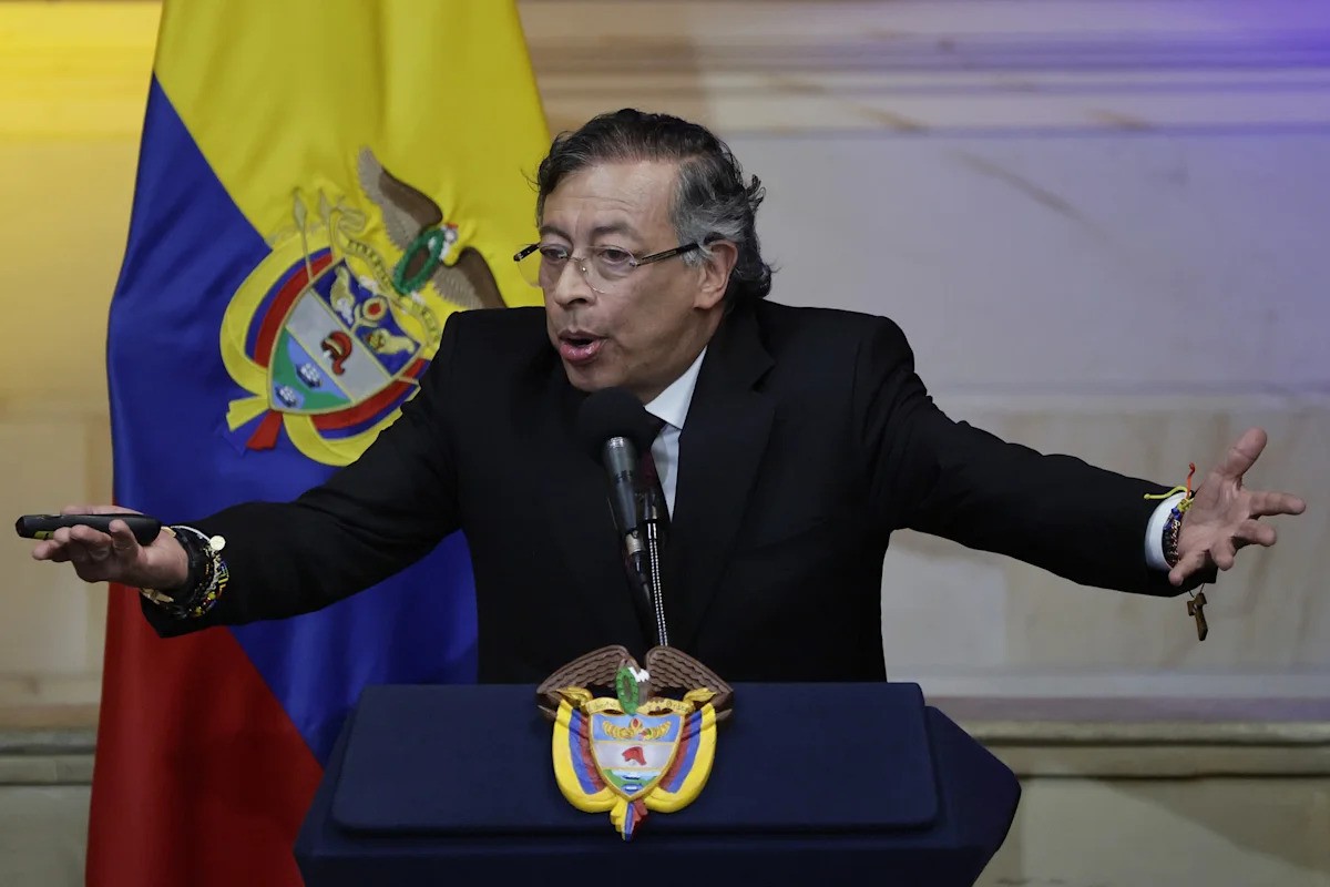 Petro se despide del poder en Colombia con llamado a huelga general si se derogan sus reformas