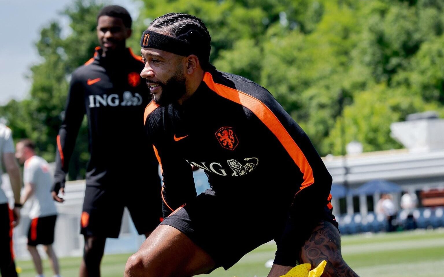 Memphis Depay acerta Noa Lang com entrada dura no treino