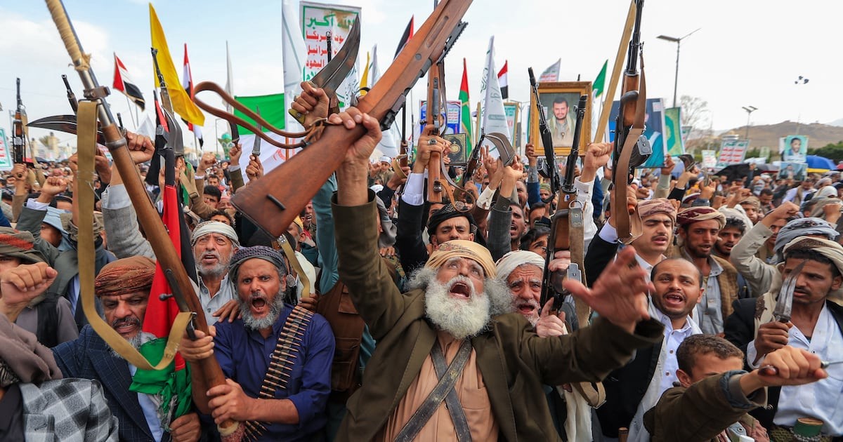 Riyad sous tension : la coalition intercepte un missile houthi