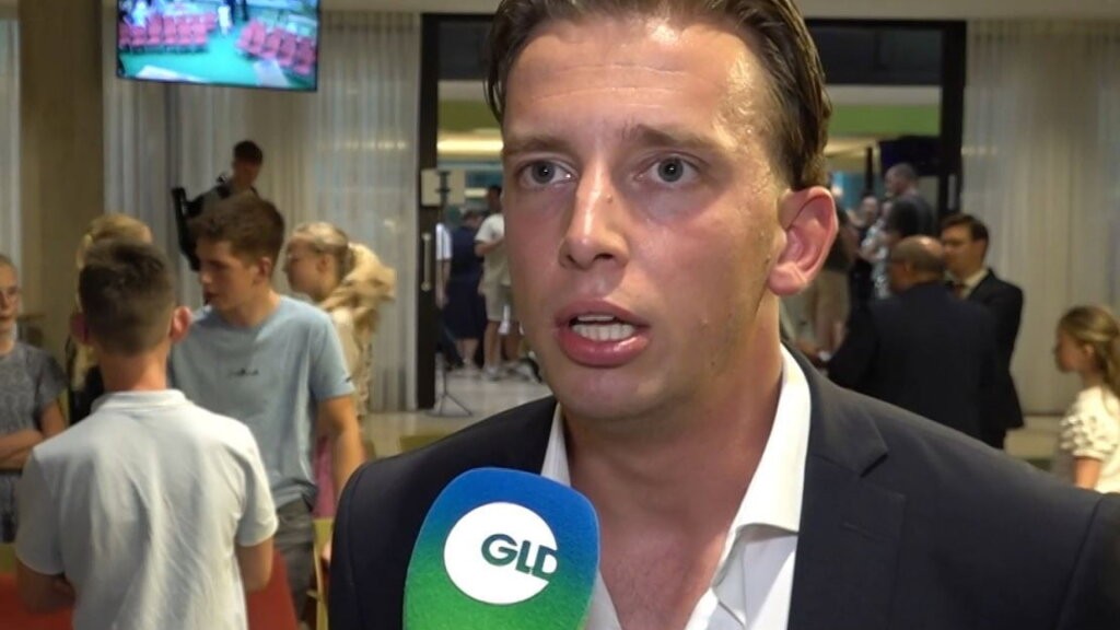 Wethouder De Nooijer behoudt vertrouwen na spoeddebat over omstreden foto