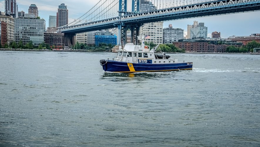 Justice américaine : un violeur en cavale pendant 20 ans rattrapé sur son voilier au large de New York