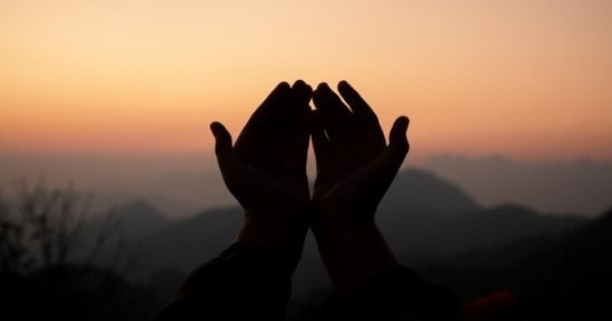 أذكار المساء: حصن المسلم اليومي وطريق السكينة في زمن الفتن