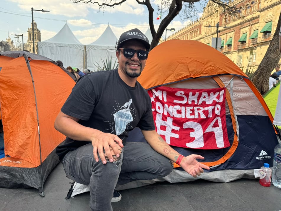 Fanático acampa en el Zócalo para ver a Shakira por 34ª vez