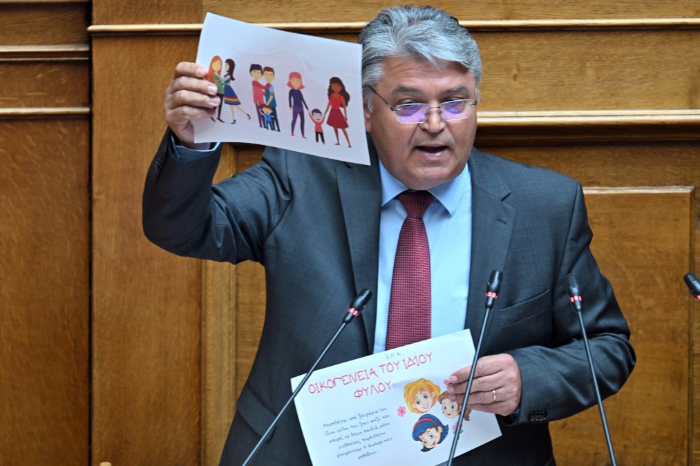 Νατσιός στη Βουλή: Η Ελλάς δεν χρειάζεται προστάτες, αλλά δόρυ και σπαθί