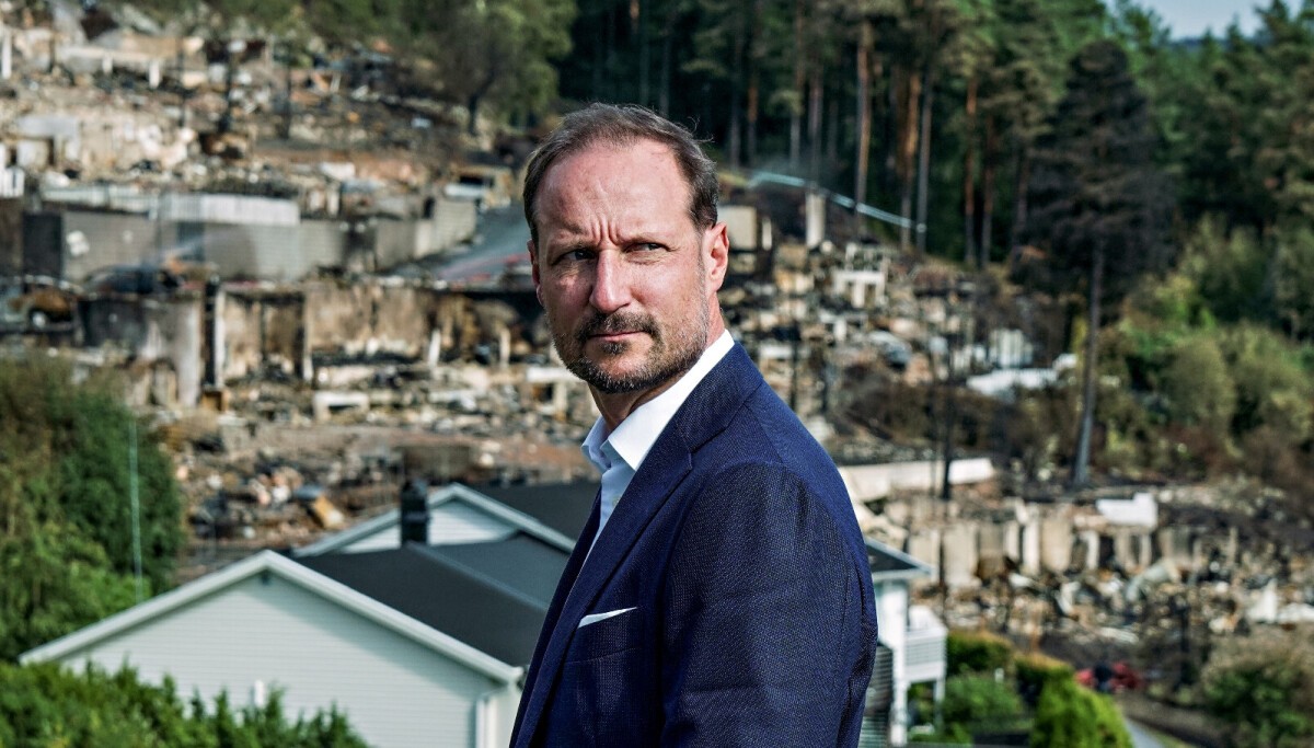 Kronprins Haakon i Krokstadelva: En varm omfavnelse i møte med tragedien