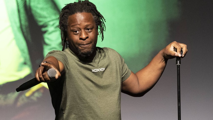Mola Adebisi erntet Kritik für Kommentare über Frau