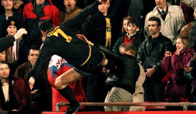 Cantona y la patada que expuso la violencia del capitalismo
