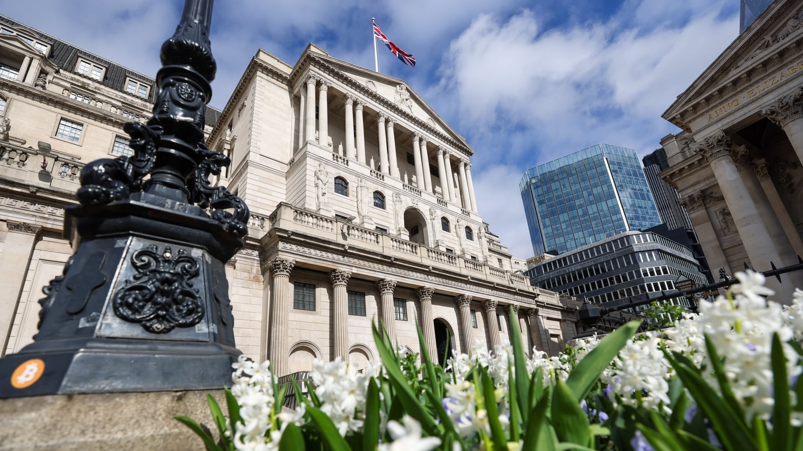 Bank of England holds rates as energy crisis deepens