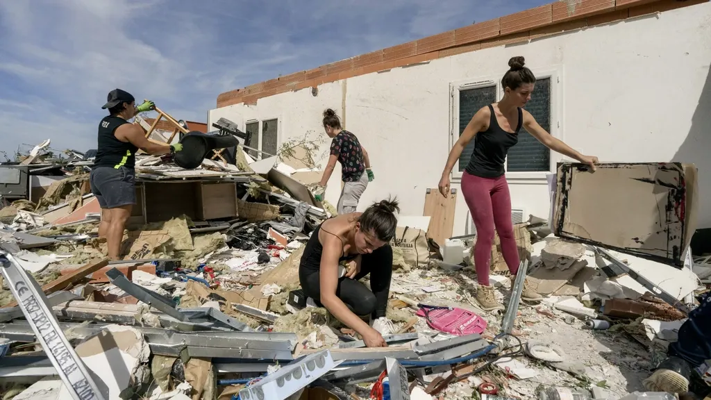 Tornado verwoest Frans dorp Pomas: 'Alsof we gebombardeerd zijn'