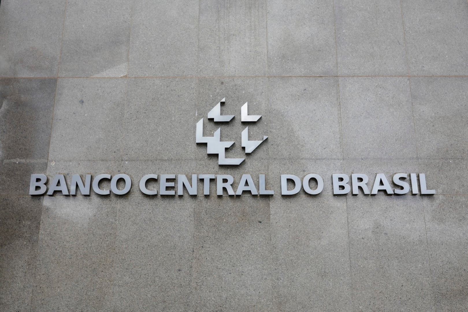 BC admite: inflação deve estourar a meta em 2026 e pobre paga a conta