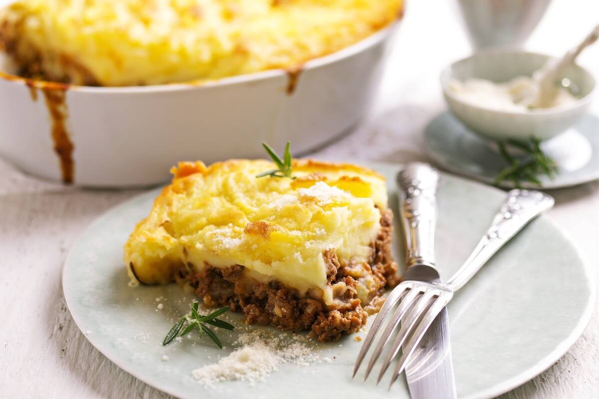 El truco del caldo de verduras para un pastel de papa jugoso sin exceso de aceite