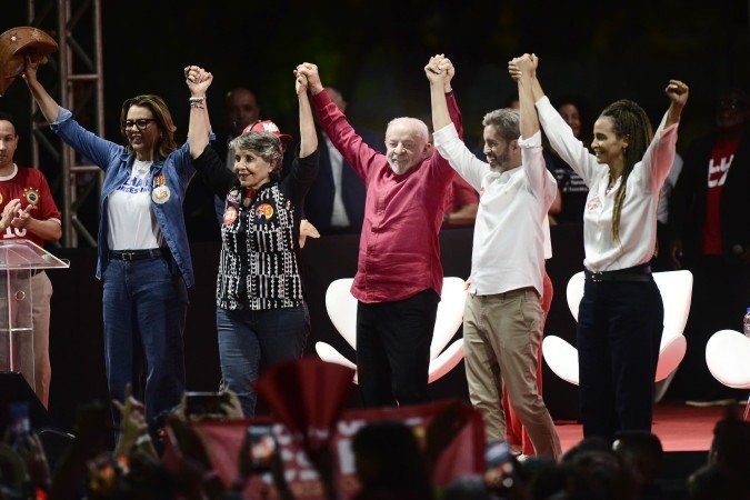Lula ataca clã Bolsonaro e Ibaneis em ato no DF e promete blindar eleições