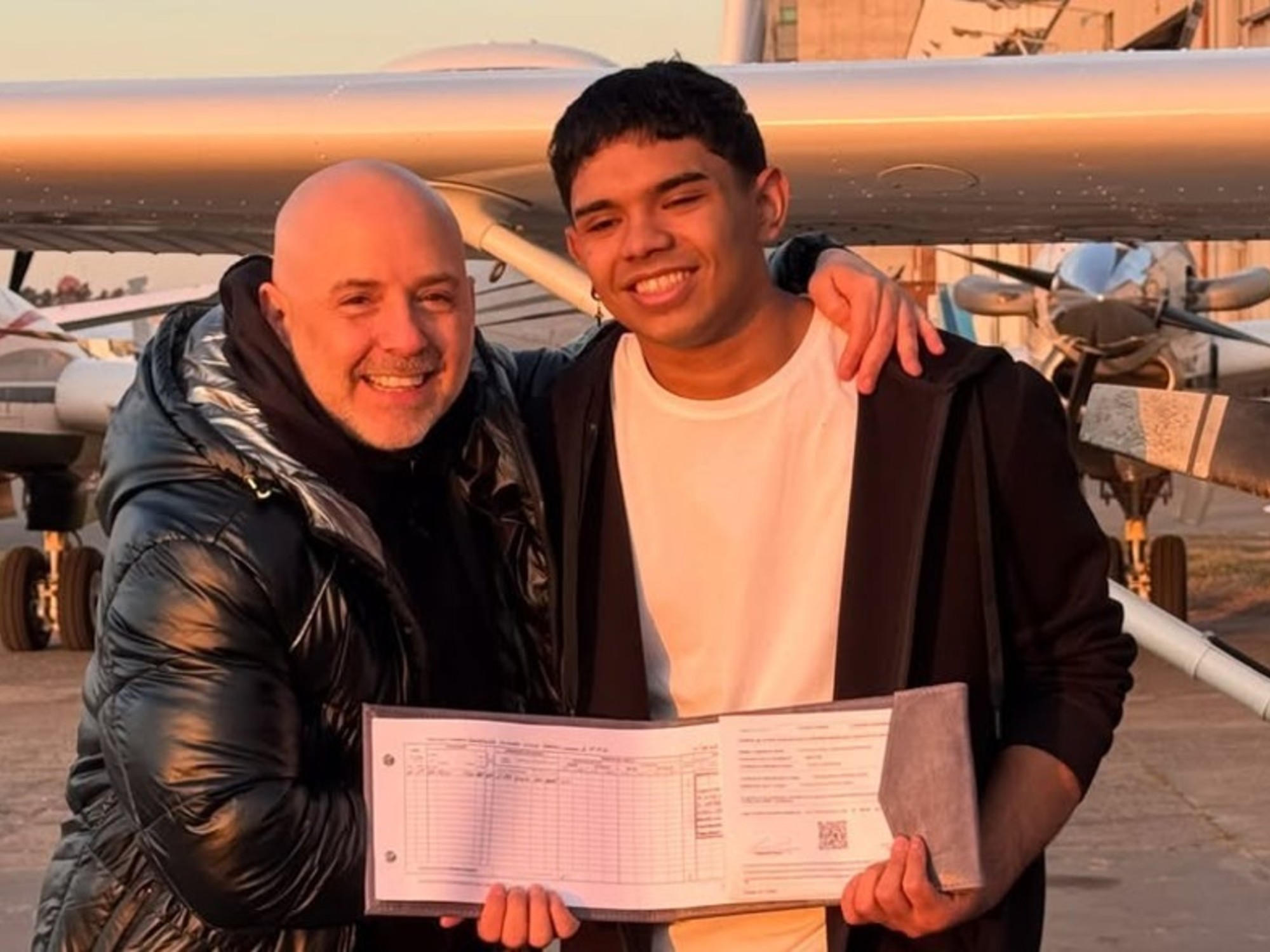 Muscari celebra el título de piloto de su hijo: 