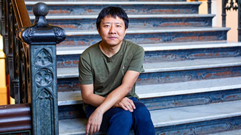 Yu Deng กับเหรียญ Fields 2026: เมื่อความโกลาหลของอนุภาคนำไปสู่ระเบียบที่มั่นคง