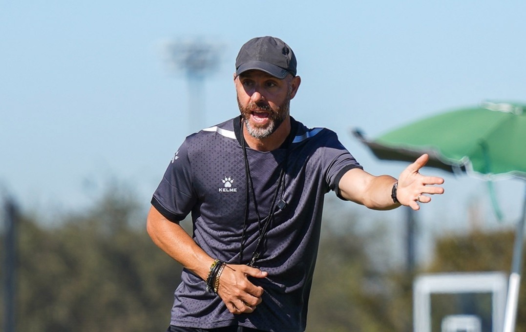 Nahuel Arrarte: el uruguayo que jugó al fútbol en Australia, Malasia y Fiyi y ahora vive de los asados